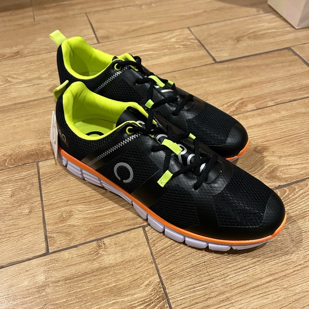 New black and neon Skora’s!
⭐️never been worn
⭐️still has tag w/barcode to scan
